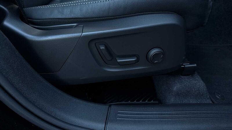 Volvo XC40 Ultra, B4 Mild hybrid, Petrol, Dark