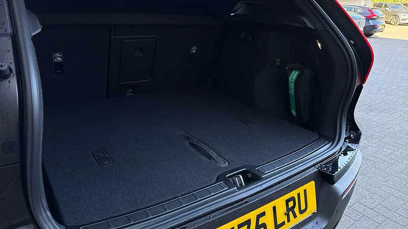 Volvo XC40 Ultra, B4 Mild hybrid, Petrol, Dark