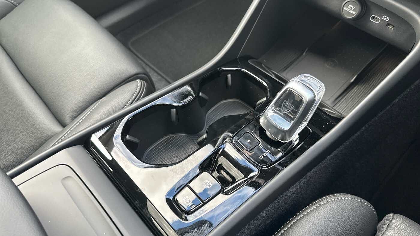 Volvo XC40 Ultra, B3 Mild hybrid, Petrol, Dark