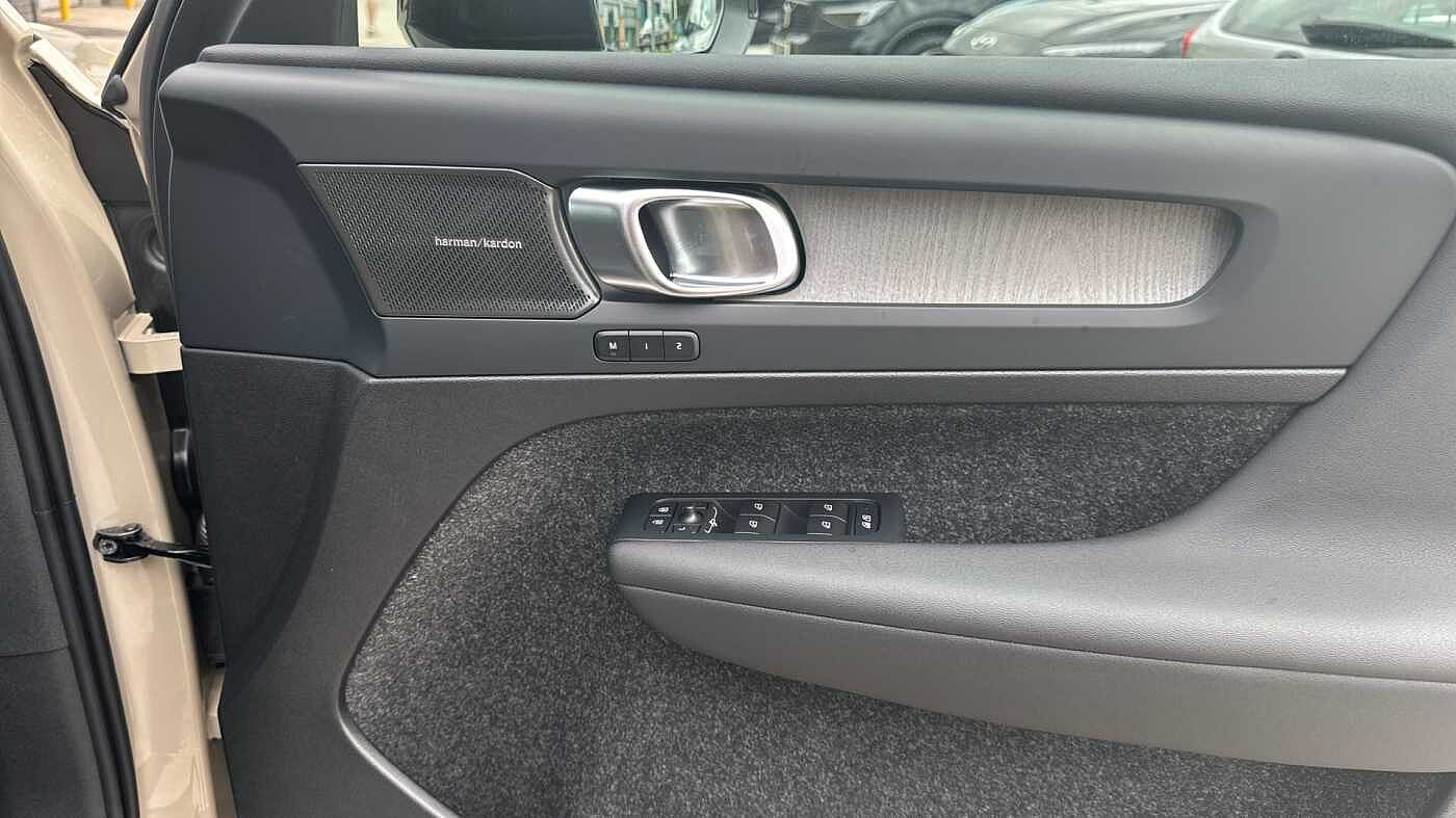 Volvo XC40 Ultra, B3 Mild hybrid, Petrol, Dark