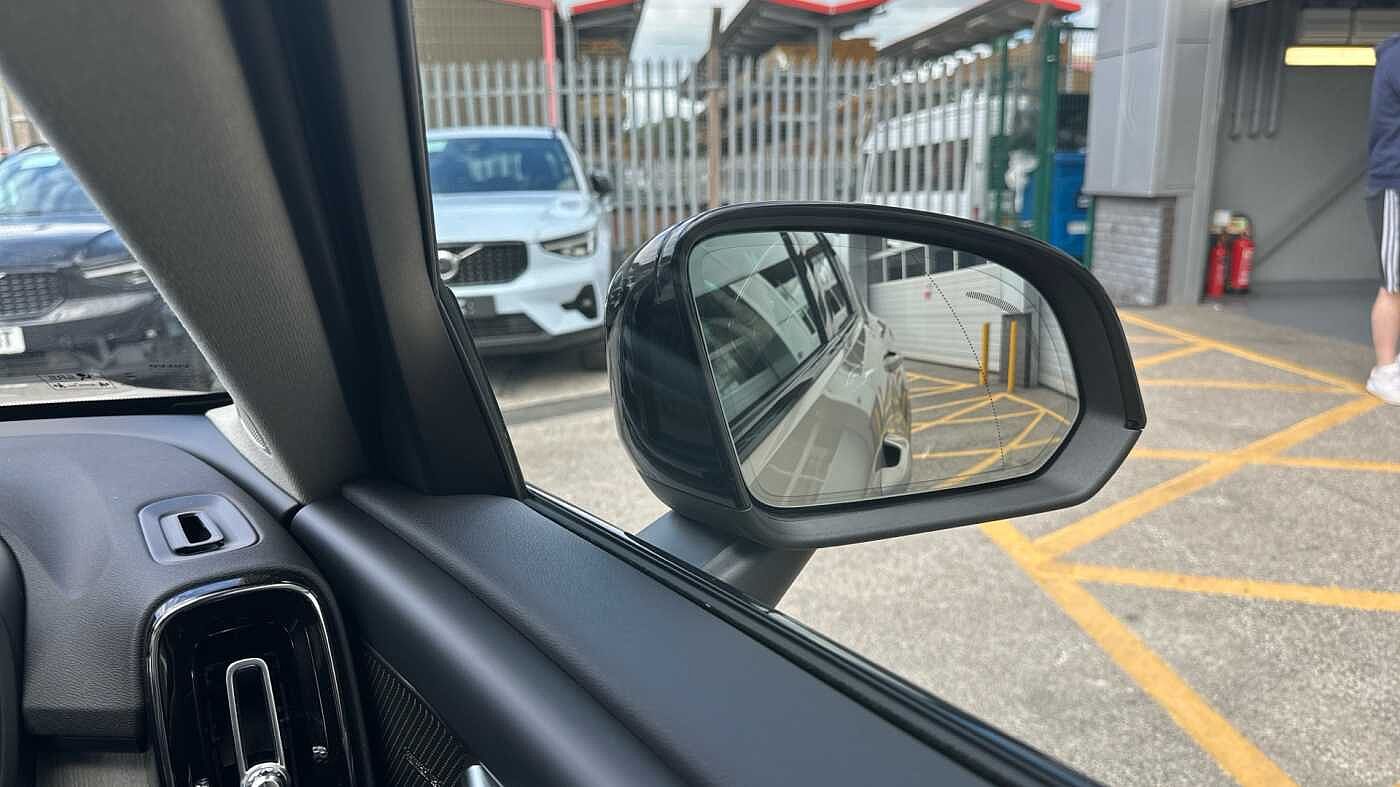 Volvo XC40 Ultra, B3 Mild hybrid, Petrol, Dark