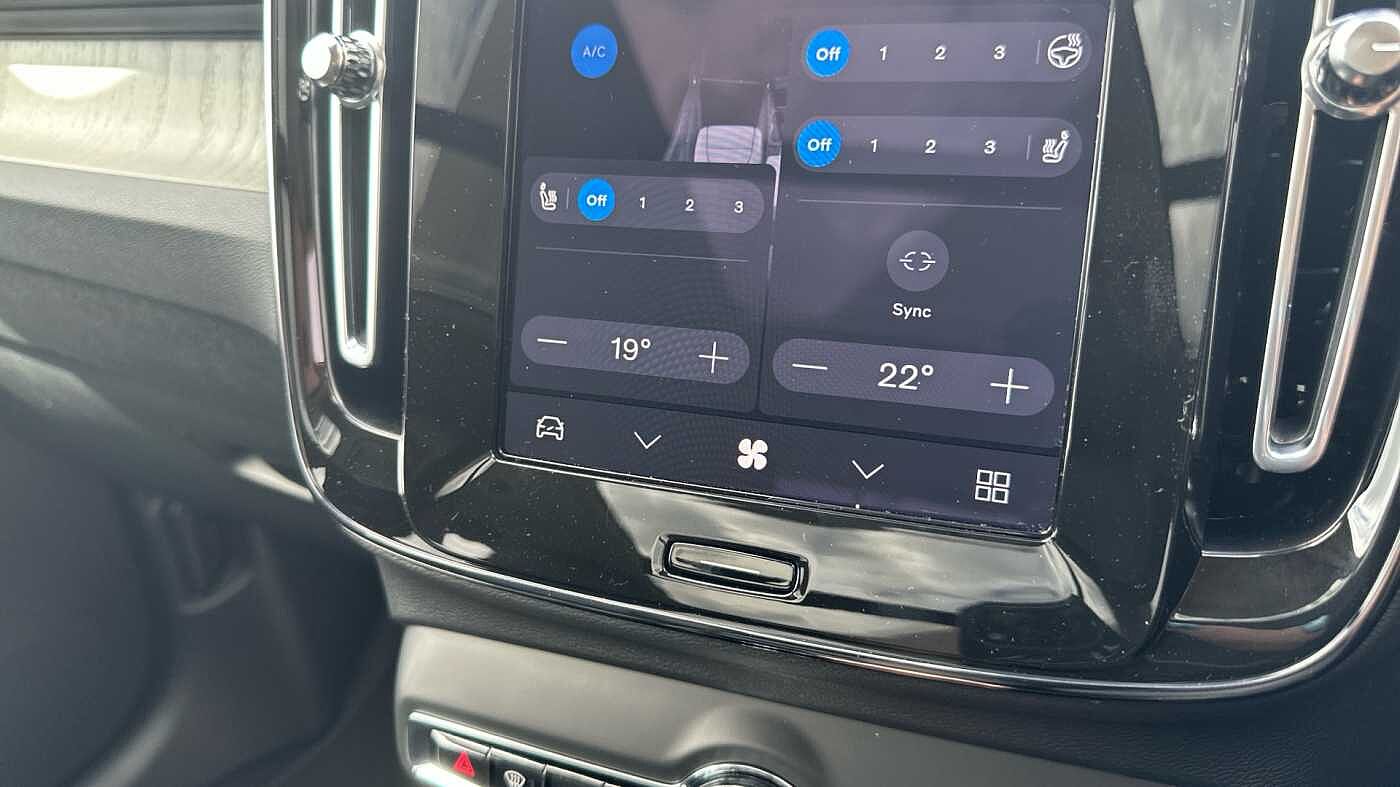 Volvo XC40 Ultra, B3 Mild hybrid, Petrol, Dark
