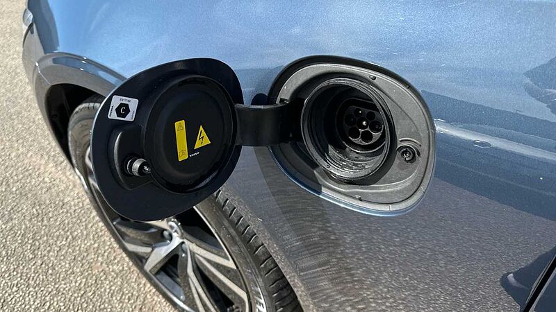 Volvo S90 Recharge Plus, T8 AWD plug-in hybrid, Electric/Petrol, Bright