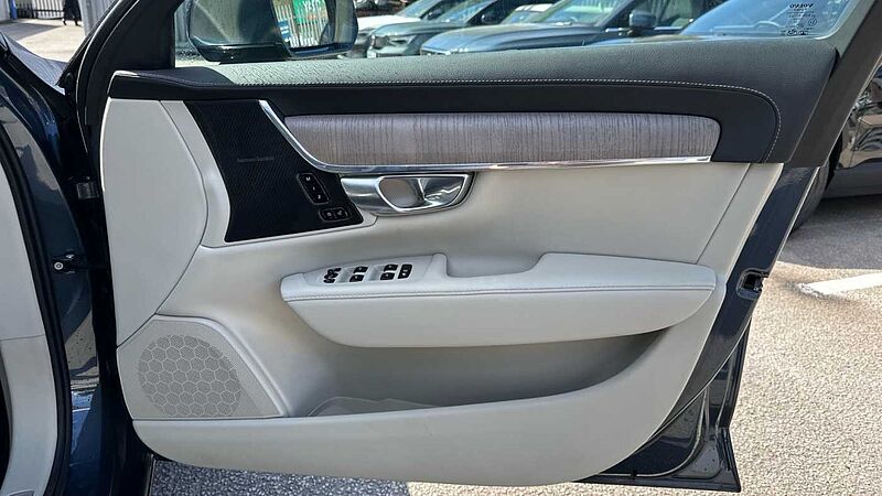 Volvo S90 Recharge Plus, T8 AWD plug-in hybrid, Electric/Petrol, Bright