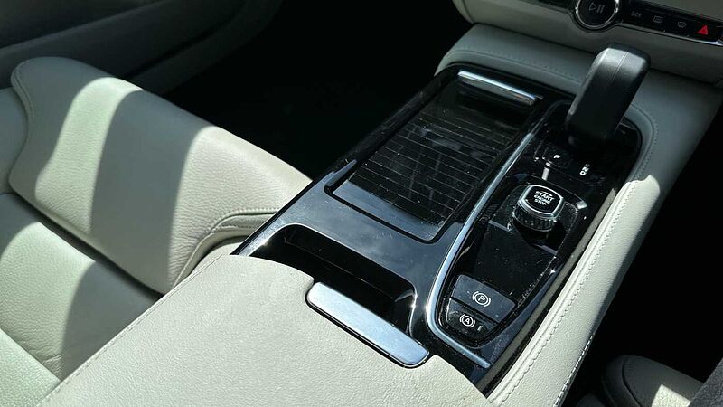 Volvo S90 Recharge Plus, T8 AWD plug-in hybrid, Electric/Petrol, Bright