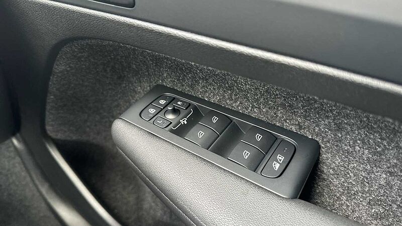 Volvo XC40 Ultra, B3 Mild hybrid, Petrol, Dark