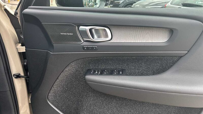 Volvo XC40 Ultra, B3 Mild hybrid, Petrol, Dark