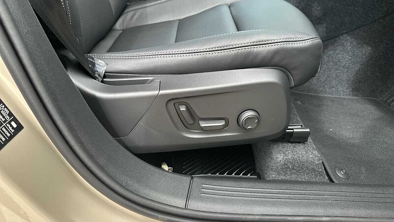 Volvo XC40 Ultra, B3 Mild hybrid, Petrol, Dark