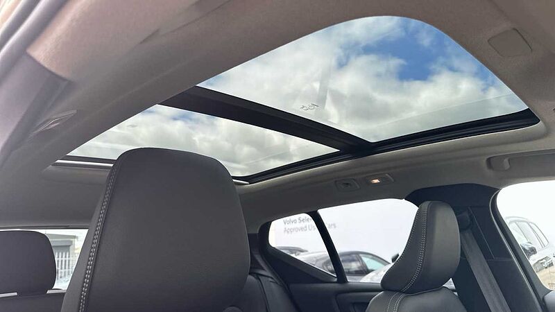 Volvo XC40 Ultra, B3 Mild hybrid, Petrol, Dark