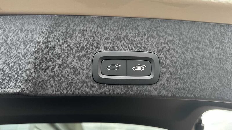 Volvo XC40 Ultra, B3 Mild hybrid, Petrol, Dark