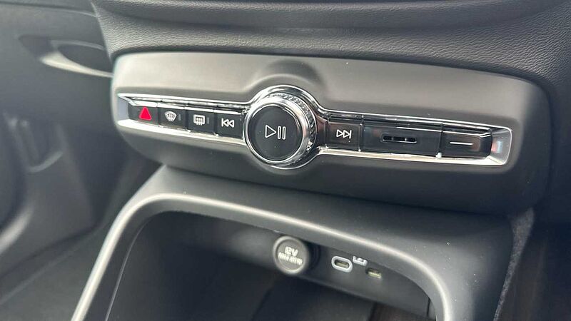 Volvo XC40 Ultra, B3 Mild hybrid, Petrol, Dark